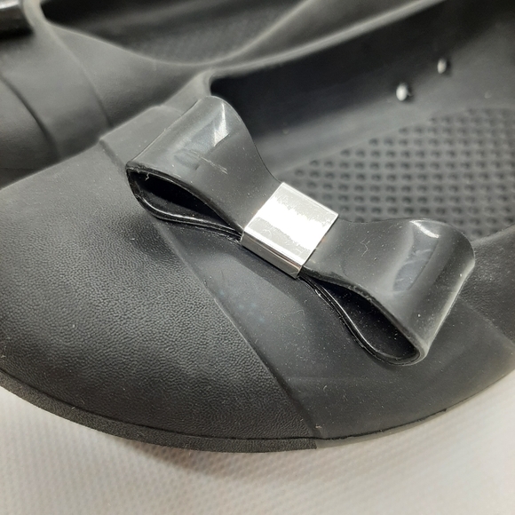 CROCS Gianna Bow Flat Black Women's US Size 8 - Picture 4 of 7